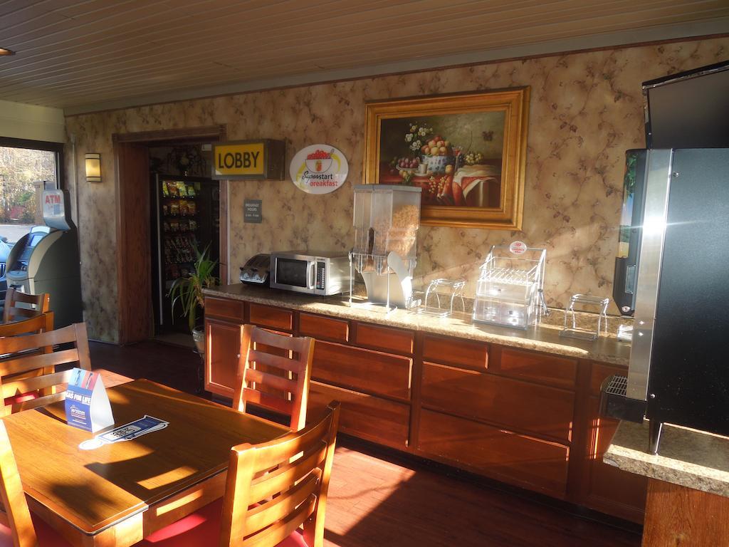 Super 8 by Wyndham Waldorf Motel Eksteriør billede