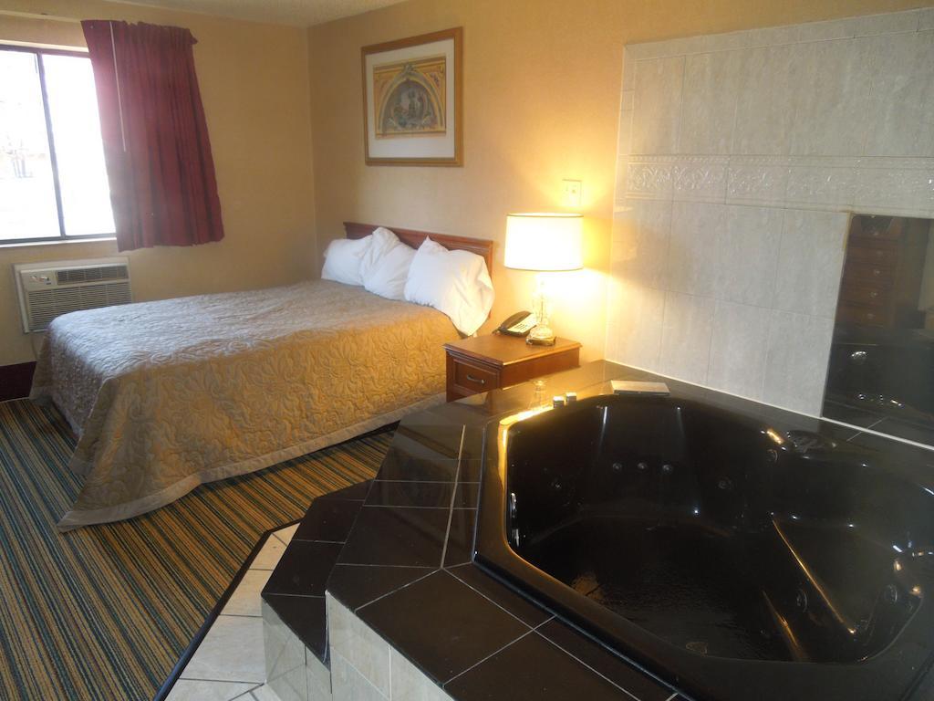 Super 8 by Wyndham Waldorf Motel Eksteriør billede